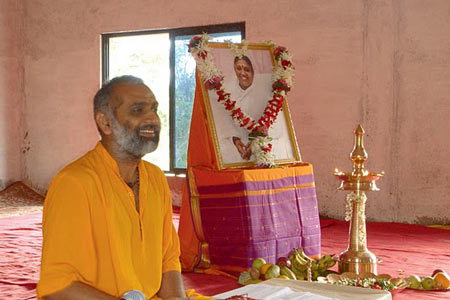 Br.Dhyanamrita addressing devotees