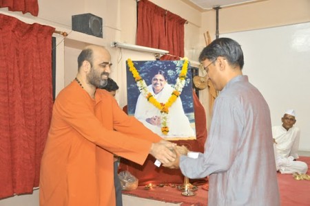 Swami Vidyamritananda felicitiating singer Saurabh Deshpande